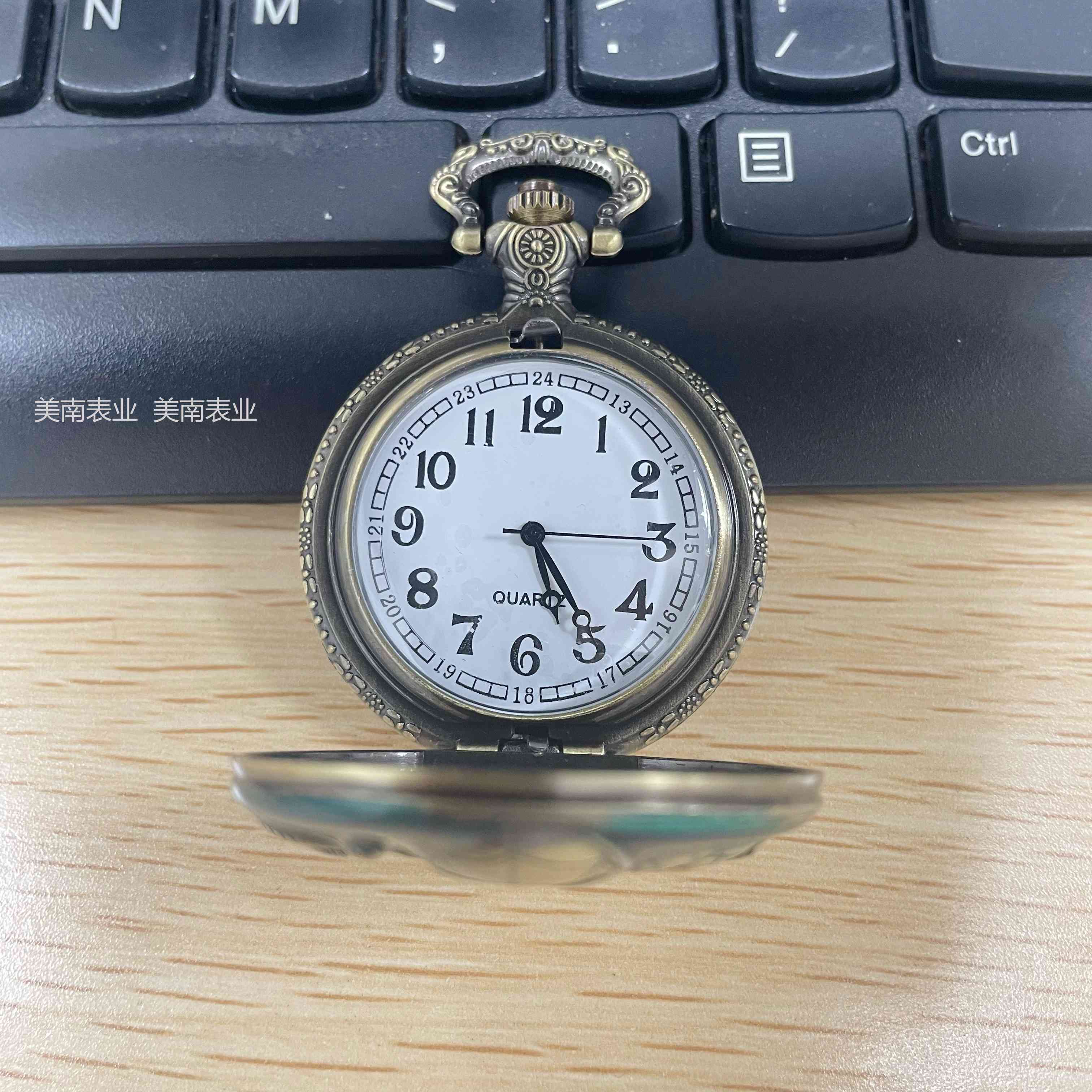 The latest retro pocket watch, creative cartoon animation Spider-Man resin three-dimensional pattern student pendant watch quartz watch Specification image