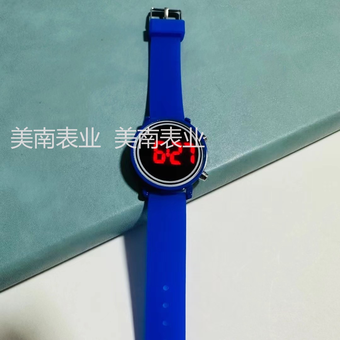 Wholesale of new candy-colored LED children's watches, round digital button watches for primary school students in mixed colors Application Scenario