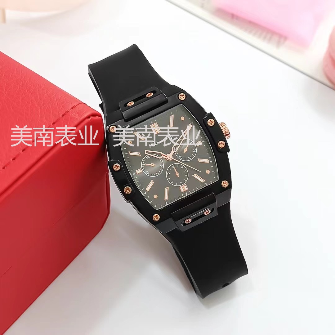 New unisex fashionable student silicone watch, candy-colored scale wine barrel quartz watch Application Scenario