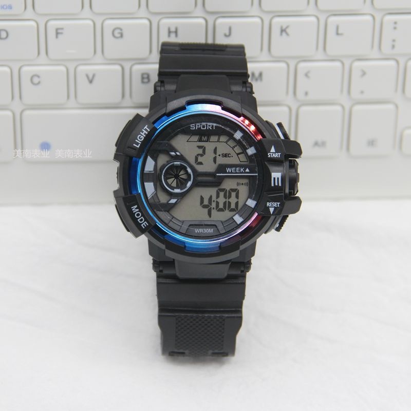 Trendy and fashionable large dial electroplated dual-color outdoor sports mountaineering electronic watch, cool electronic watch for teenagers Application Scenario