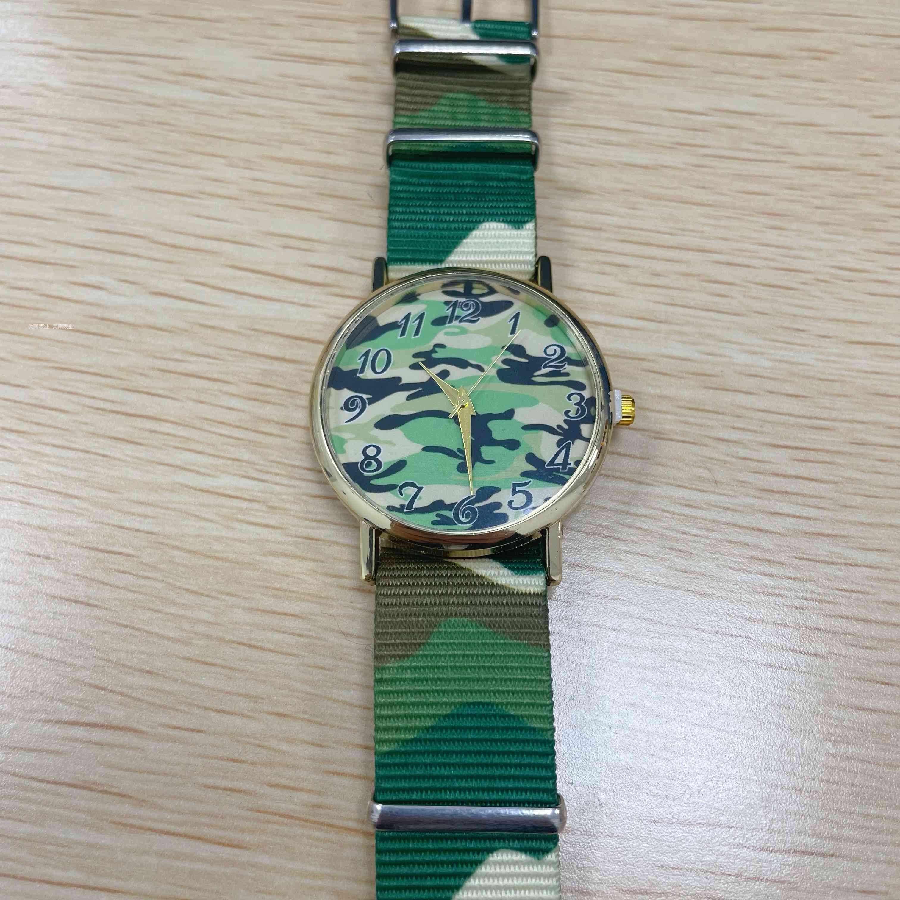 Wholesale of popular camouflage student watches with canvas straps, boys' and girls' watches with nylon straps on Douyin Specification image