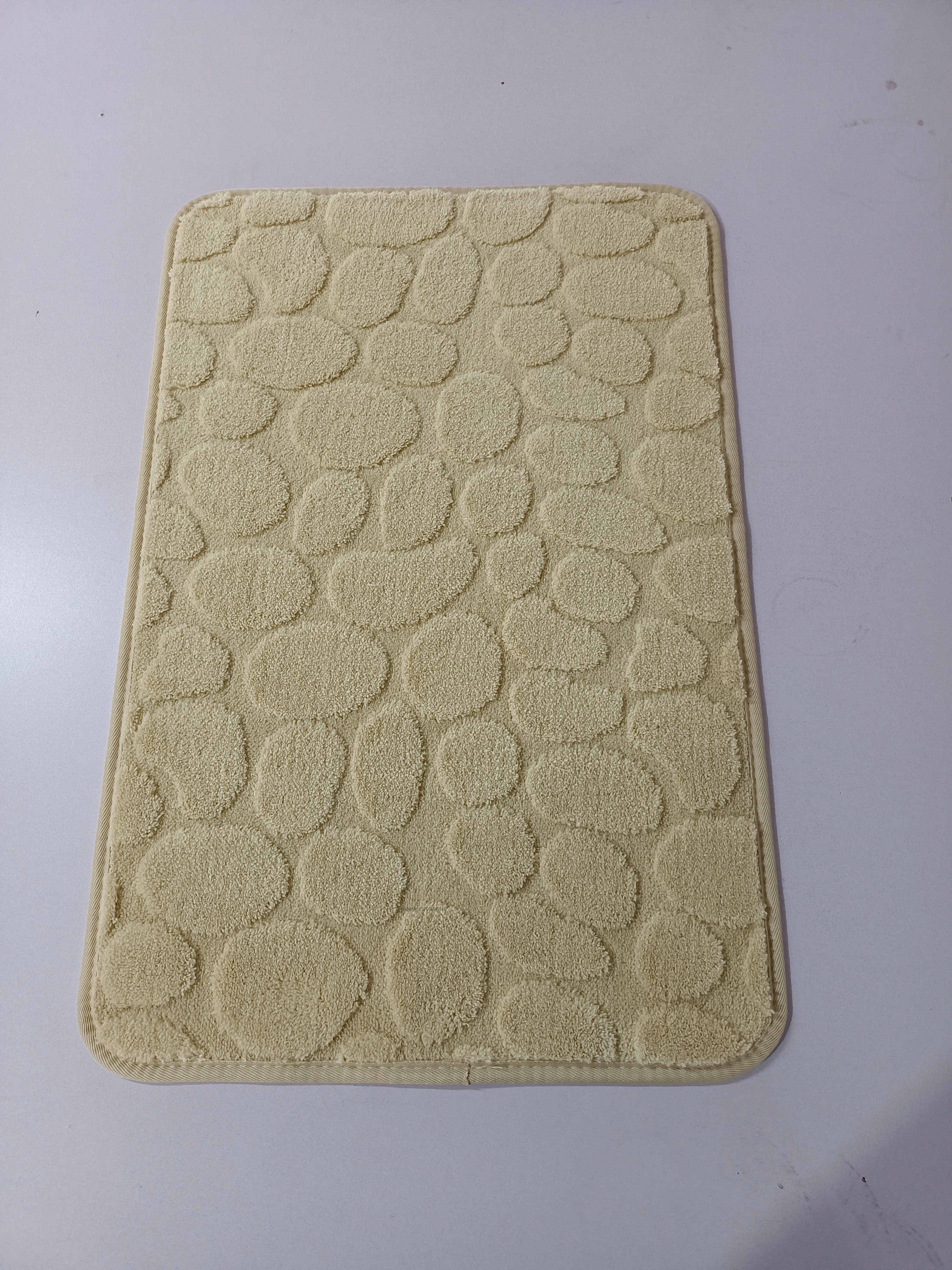 The new plain jacquard stone-patterned floor mat, anti-slip mat, door mat, foot mat, bathroom mat, living room blanket and bedside mat have a dot plastic base and come in multiple colors. The product quality is good and the edge is wrapped with webbing. The size is 40*60Cm full figure