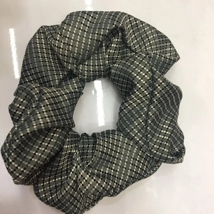 FL0001 Solid color bright silk retro large Intestine circle BM French large Intestine circle woolen large intestine hair circle Retro simple versatile fabric hair rope Fat intestine hair rope Internet celebrity hair accessory pic 3