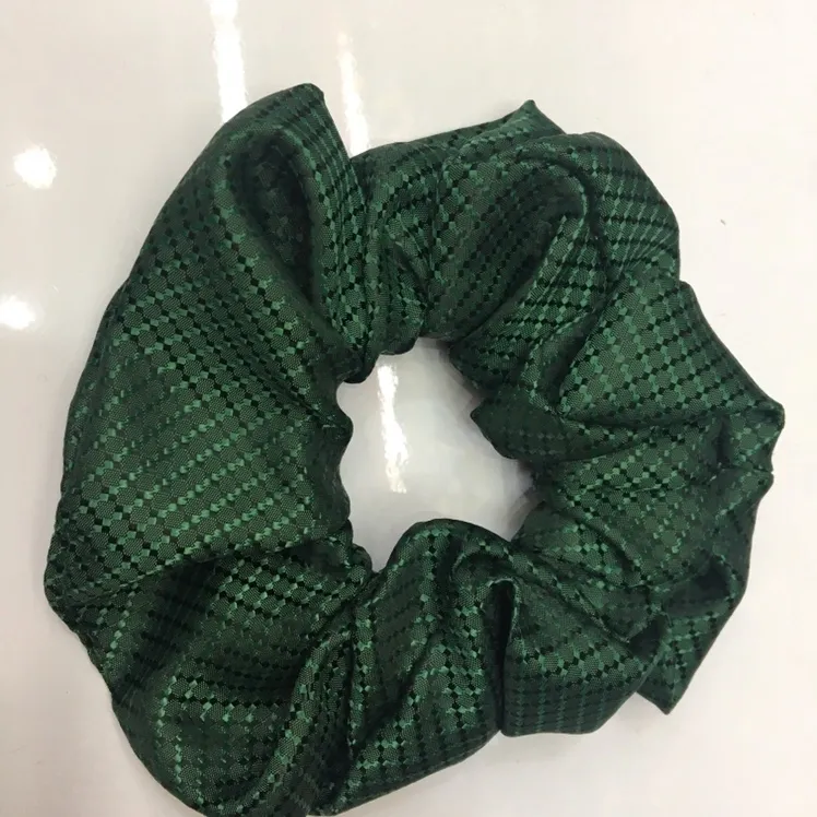 FL0001 Solid color bright silk retro large Intestine circle BM French large Intestine circle woolen large intestine hair circle Retro simple versatile fabric hair rope Fat intestine hair rope Internet celebrity hair accessory pic 1