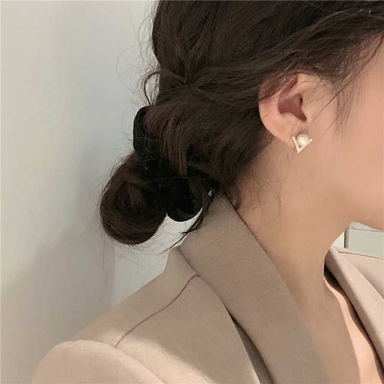 Silver needle zircon natural pearl stud earrings design High-end earrings, feminine charm, simple and versatile Korean earrings Specification image