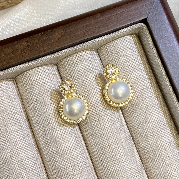 Pigeon egg niche design sense natural strong light 5A freshwater pearl stud earrings S925 silver needle niche light luxury earrings